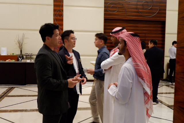콘진원과 한국무역협회가 공동 개최한 Korea X Middle East Open Innovation summit 에서 비즈니스 미팅을 하고 있는 참가기업 엑스퍼트아이엔씨. 콘진원 제공